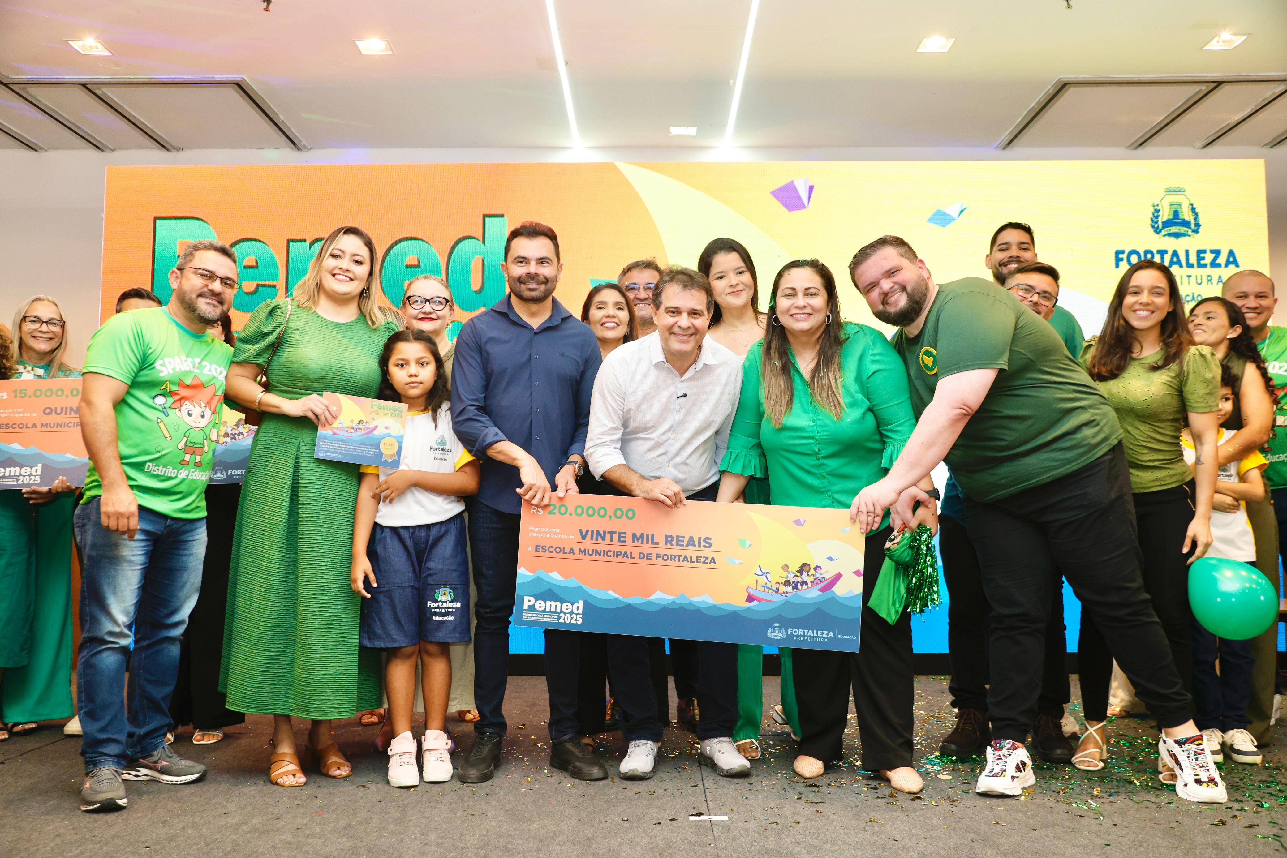 grupo de pessoas posa para a foto